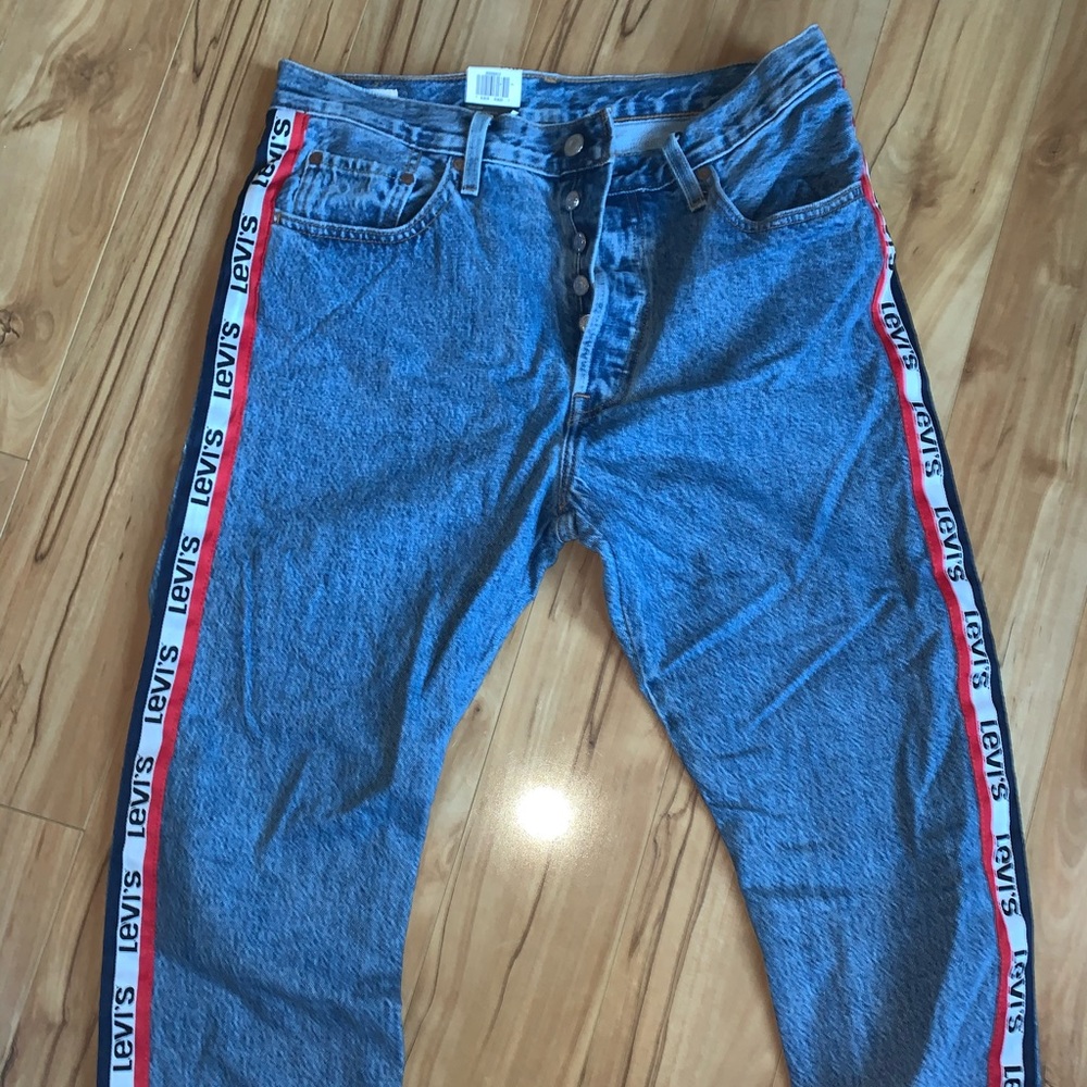 Levi’s Logo Stripe Side